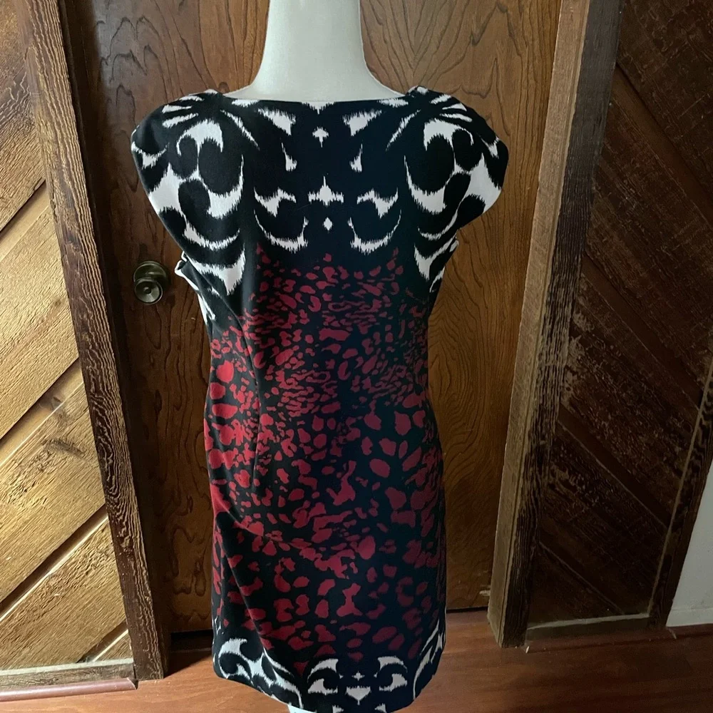 Chicos Black Red White dress Animal Print Cap Sleeve Sheath size 6 Sz 0.5 small - Picture 9 of 16